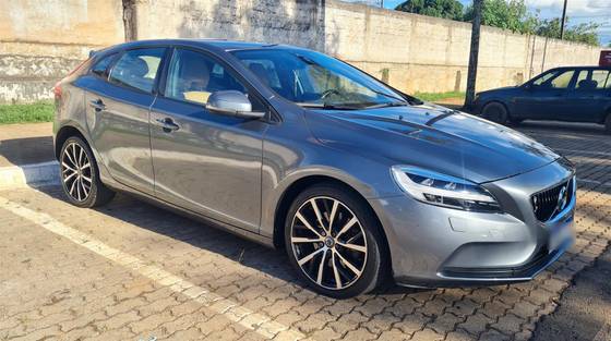 VOLVO V40 2.0 T4 MOMENTUM GASOLINA 4P AUTOMÁTICO